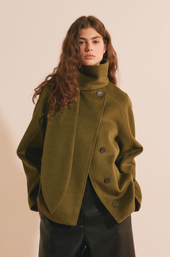Manteau court avec &eacute;charpe int&eacute;gr&eacute;e et laine;${refinementColor}
