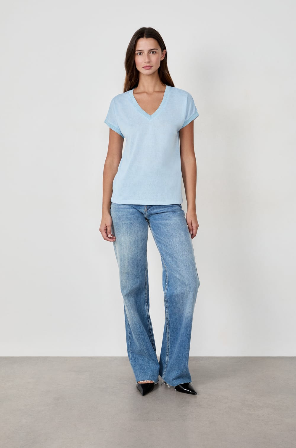 Short-sleeved V-neck T-shirt;${refinementColor}