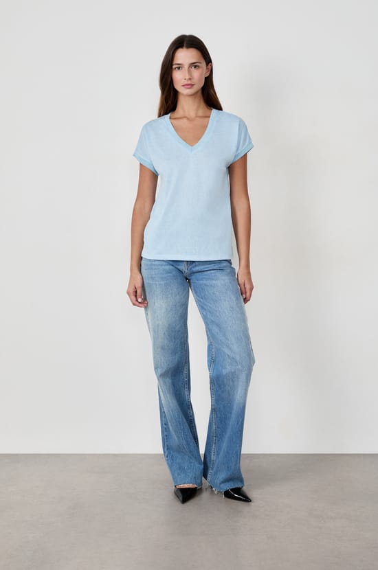 Short-sleeved V-neck T-shirt;${refinementColor}