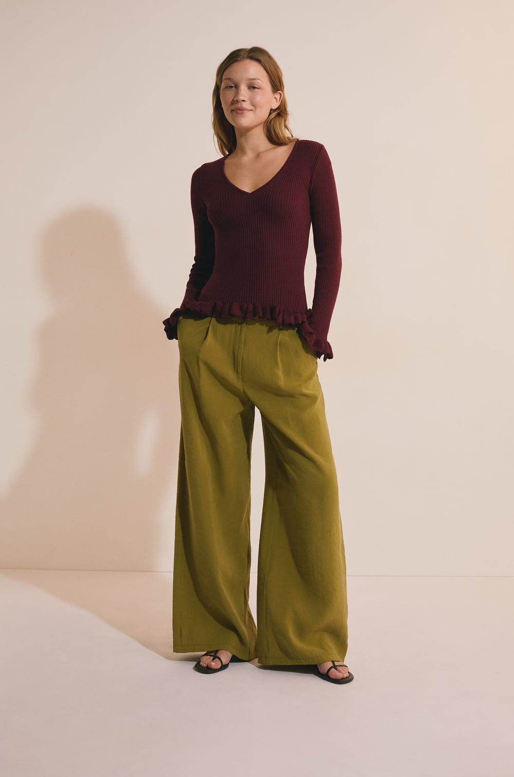 Pull col V avec d&eacute;tails manches;${refinementColor}