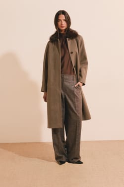 Manteau long avec col en fausse fourrure;${refinementColor}