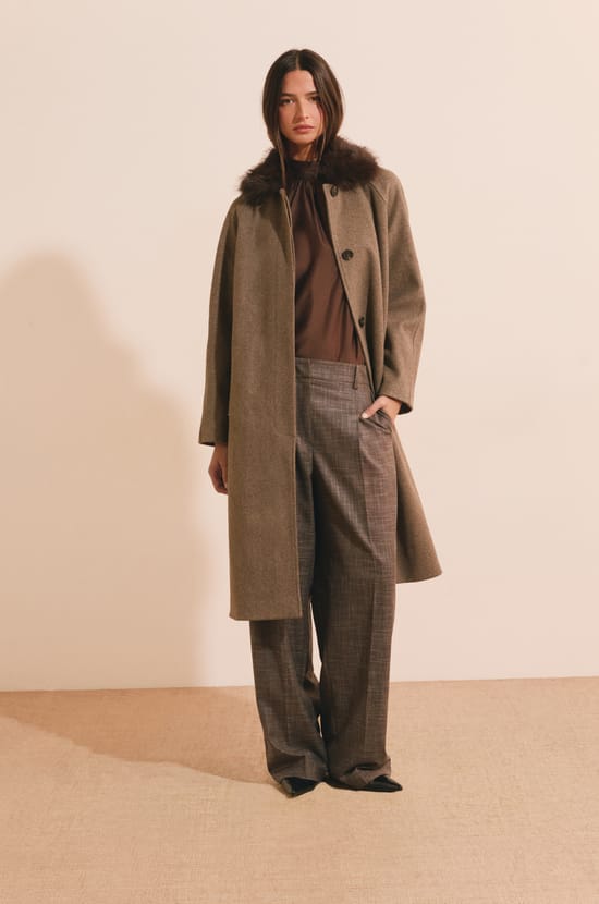 Manteau long avec col en fausse fourrure;${refinementColor}
