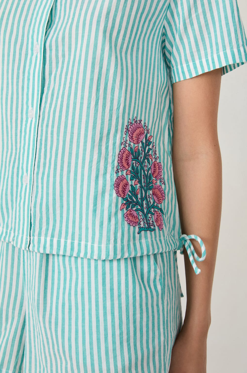Gestreifte Pyjama-Bluse aus Baumwolle;${refinementColor}