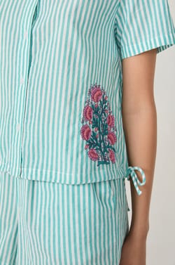 Gestreifte Pyjama-Bluse aus Baumwolle;${refinementColor}