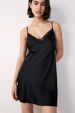 Nuisette courte en soie détails dentelle;${refinementColor}