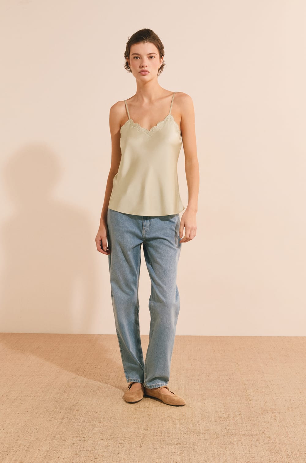 Caraco satin&eacute; avec d&eacute;tails en broderie;${refinementColor}