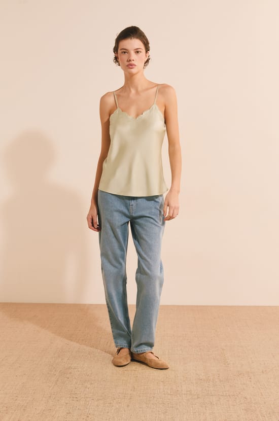 Caraco satin&eacute; avec d&eacute;tails en broderie;${refinementColor}