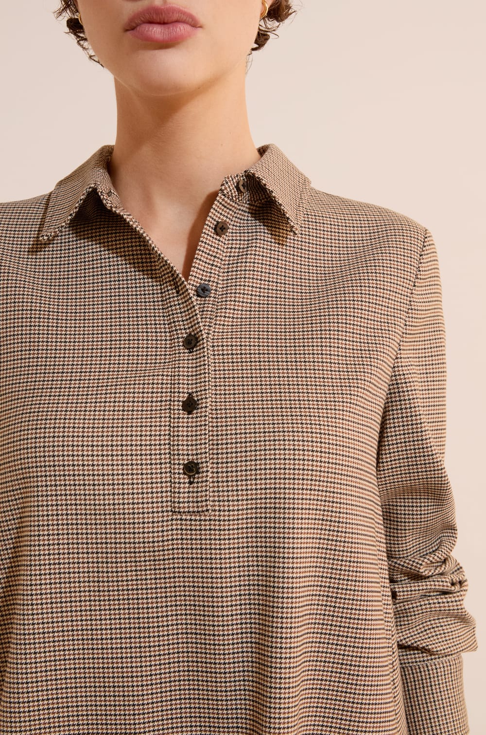 Robe courte &agrave; manches longues avec col polo;${refinementColor}