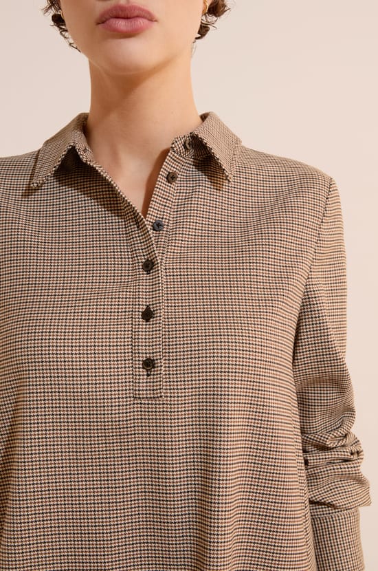 Robe courte &agrave; manches longues avec col polo;${refinementColor}