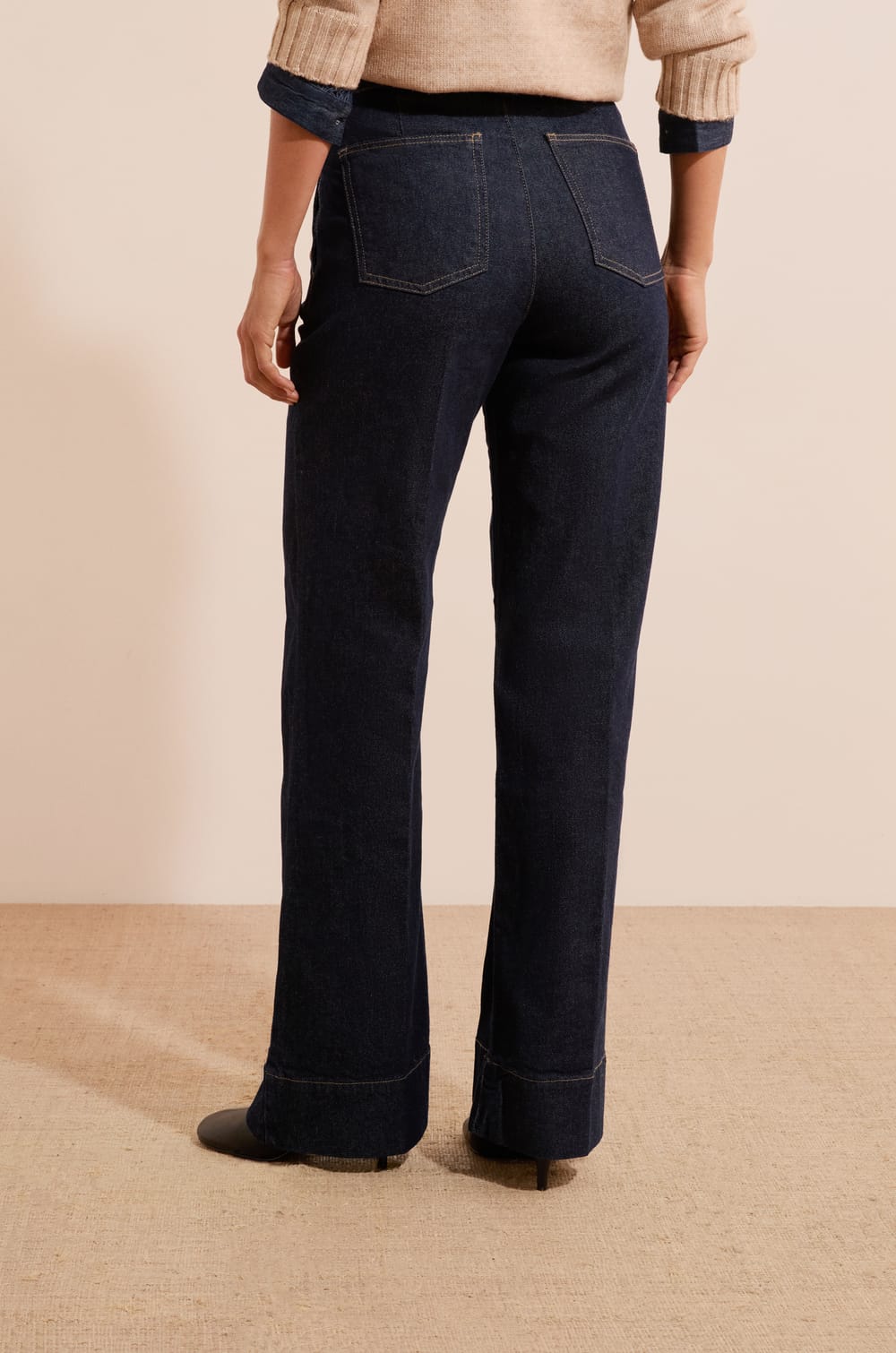 Jean large &agrave; boutons dor&eacute;s;${refinementColor}