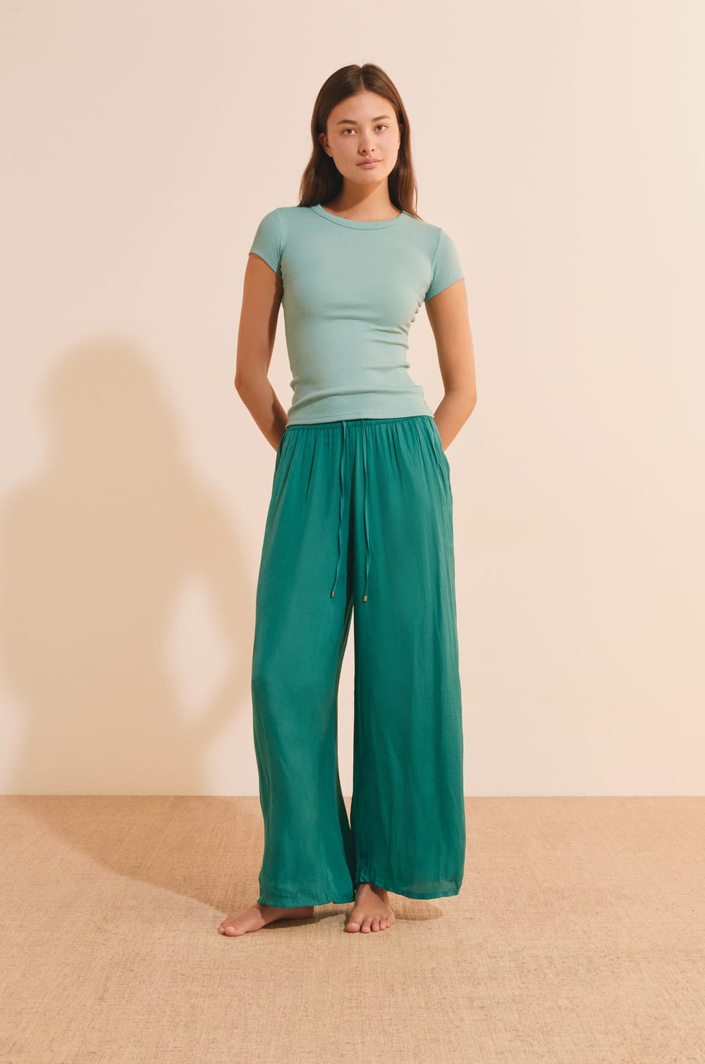 Pantalon de pyjama satin&eacute; coupe large;${refinementColor}