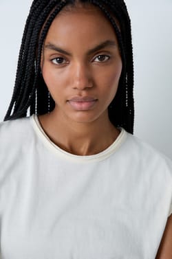 Kurzarm-T-Shirt aus Baumwolle mit Cowboystiefel-Motiv auf dem Rücken;${refinementColor}