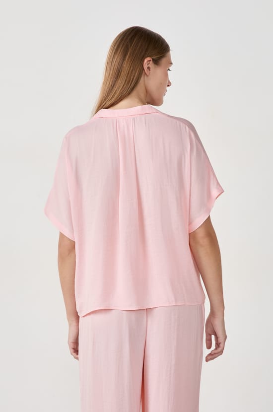 Camisa satinada de manga corta;${refinementColor}
