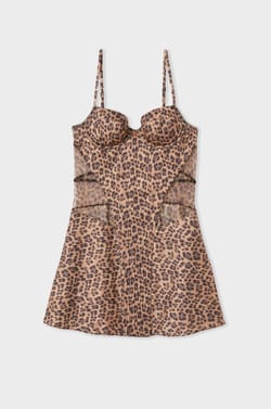 Robe satin&eacute;e avec charm;${refinementColor}