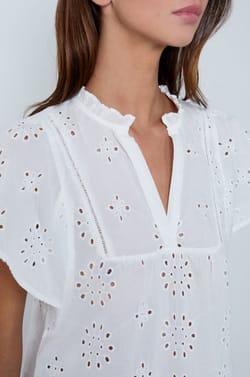 Short-sleeved top with broderie anglaise;${refinementColor}
