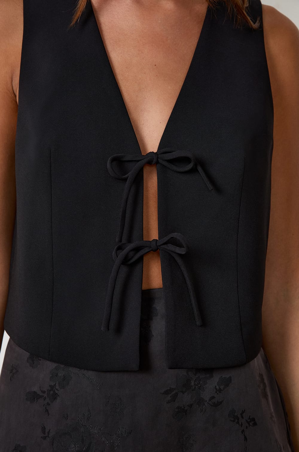 Chaleco con nudos delanteros;${refinementColor}