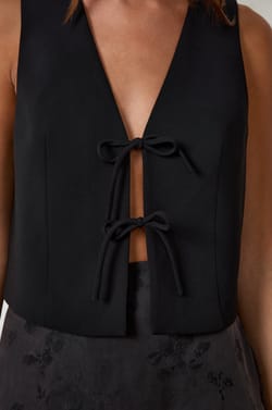 Chaleco con nudos delanteros;${refinementColor}