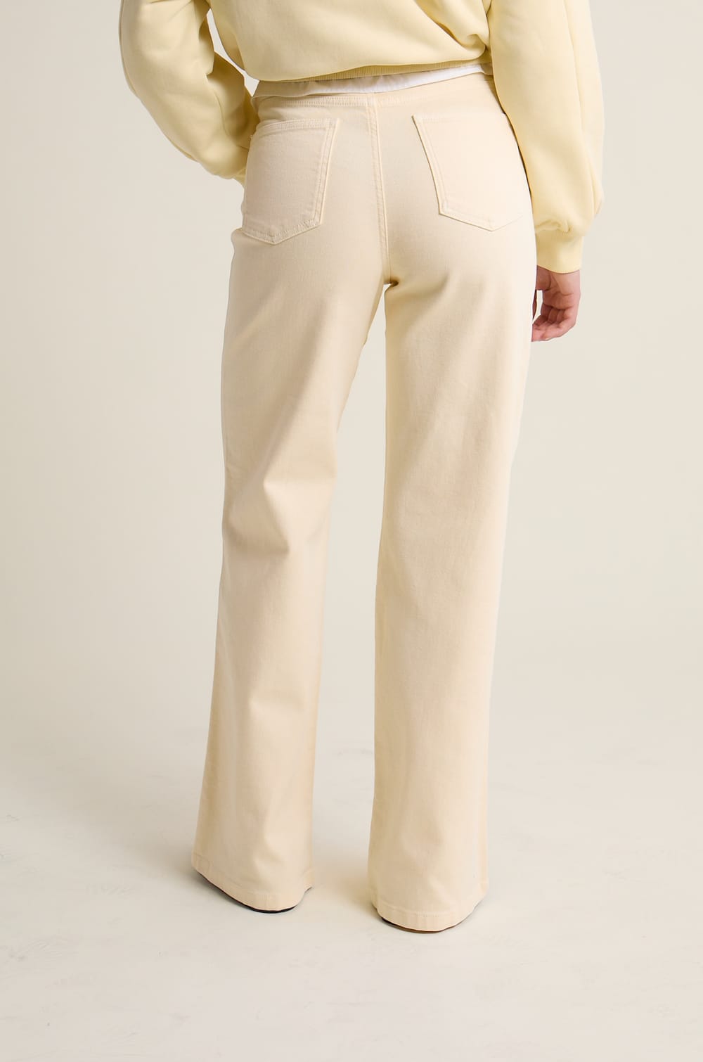 Pantalon droit taille haute;${refinementColor}