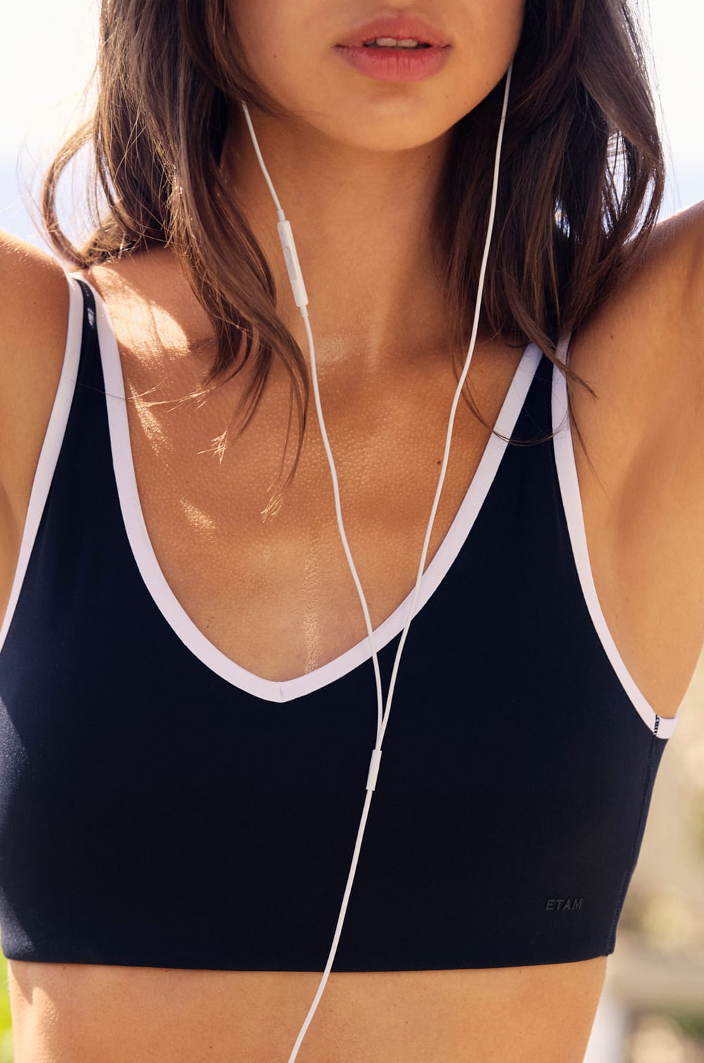 Brassi&egrave;re de sport d&eacute;collet&eacute;e V - Maintien moyen;${refinementColor}