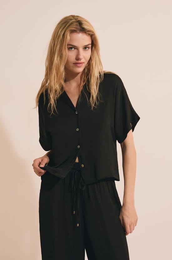 Chemise de pyjama manches courtes satin&eacute;e;${refinementColor}