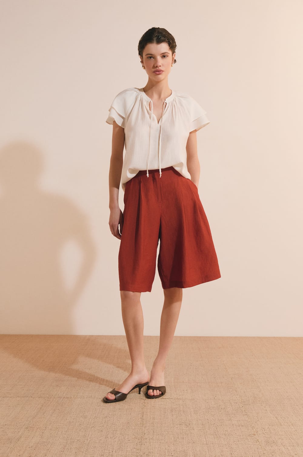 Top manches courtes bouffantes &agrave; nouer;${refinementColor}