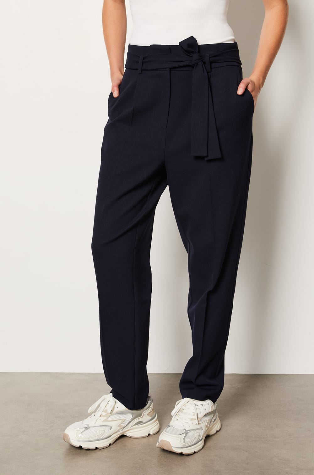 Pantalón corte zanahoria;${refinementColor}