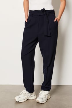 Pantalón corte zanahoria;${refinementColor}