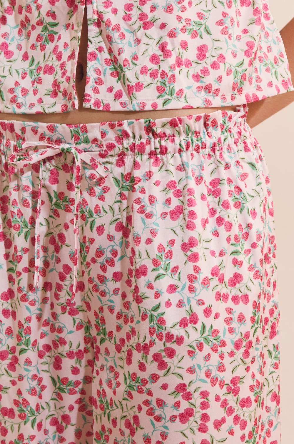 Pantalon de pyjama &agrave; motifs fleuris satin&eacute;;${refinementColor}