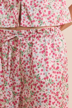 Pantalon de pyjama &agrave; motifs fleuris satin&eacute;;${refinementColor}