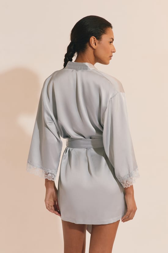 D&eacute;shabill&eacute; de pyjama satin&eacute; avec d&eacute;tail en dentelle;${refinementColor}