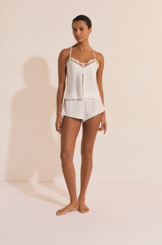 Short satin&eacute;;${refinementColor}