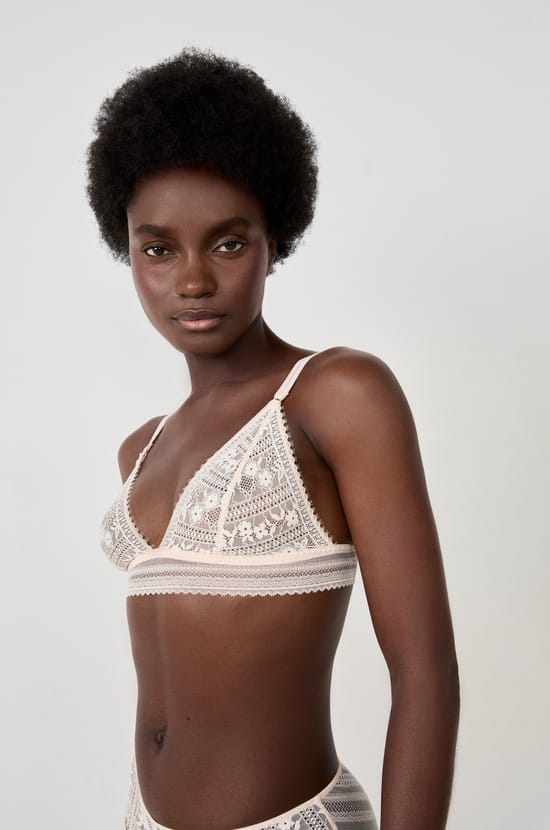 Wireless Lace Triangle Bra;${refinementColor}