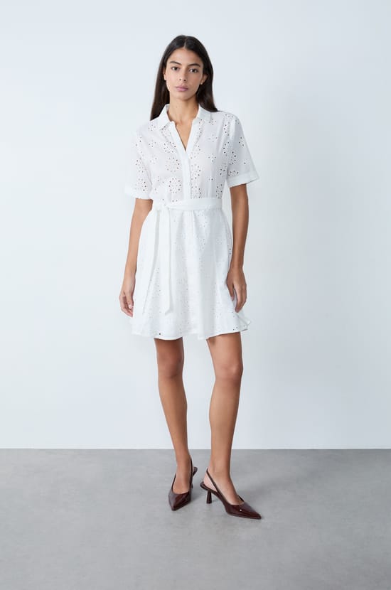 Robe courte en broderie anglaise;${refinementColor}