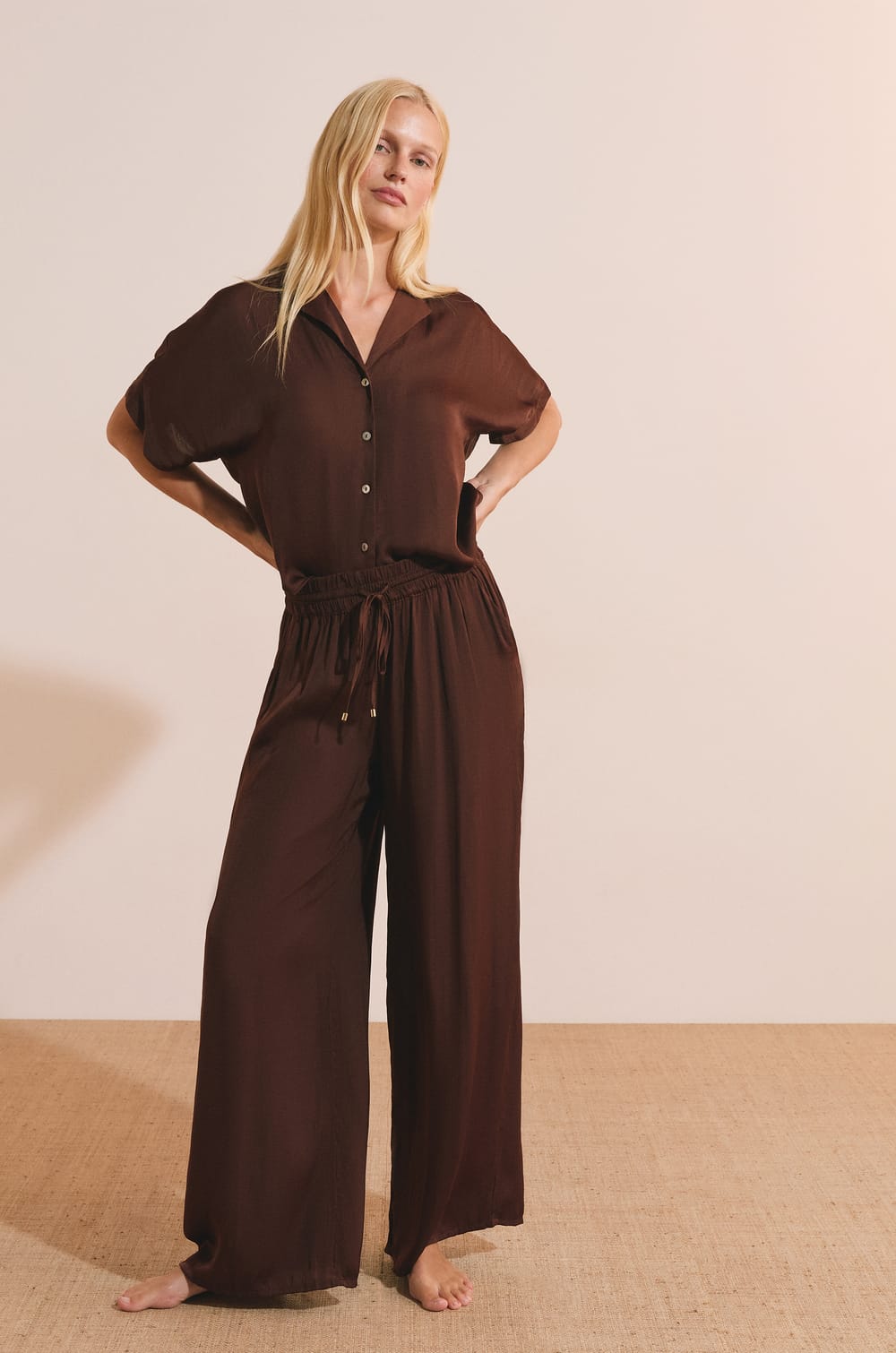 Pantalon satin&eacute; coupe large;${refinementColor}