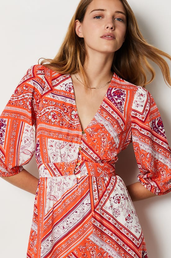 Short dress with a pattern and 3/4 sleeves;${refinementColor}