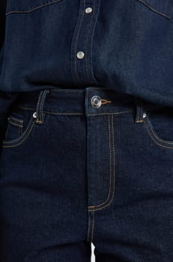 Jeans mit schlanker Passform;${refinementColor}