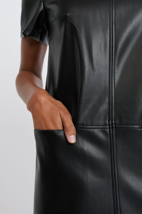 Robe courte droite effet cuir;${refinementColor}