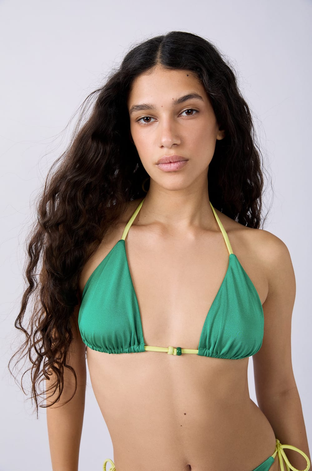 Top bikini triangular detalle perla;${refinementColor}