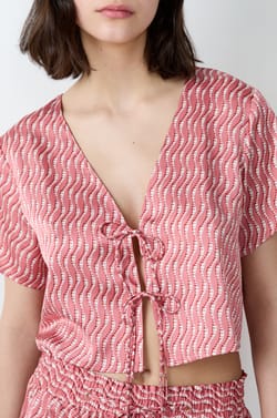 Top satinado estampado con lazos;${refinementColor}