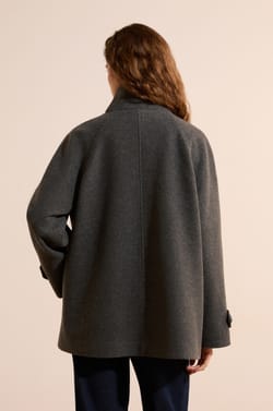 Manteau court col montant avec laine;${refinementColor}