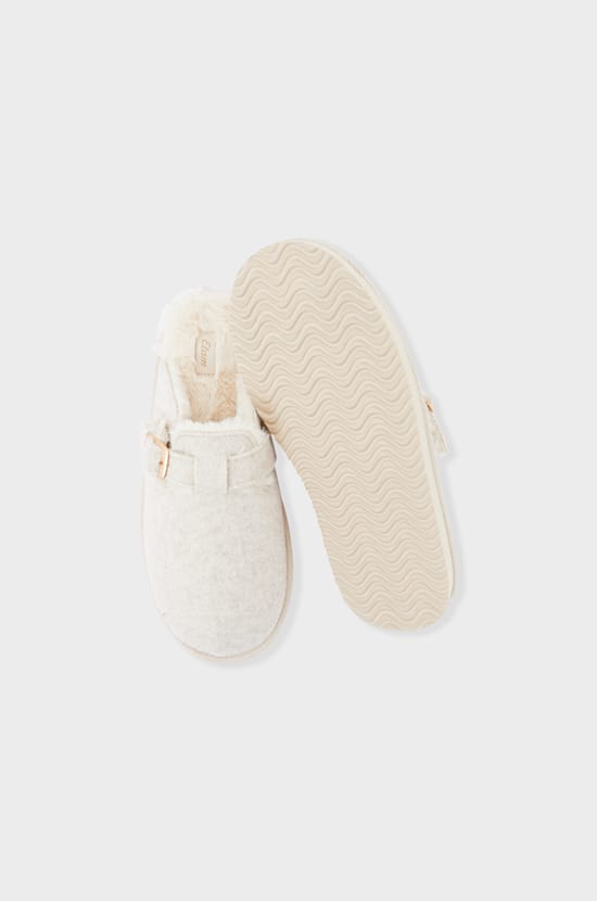 Chaussons mules avec fausse fourrure;${refinementColor}