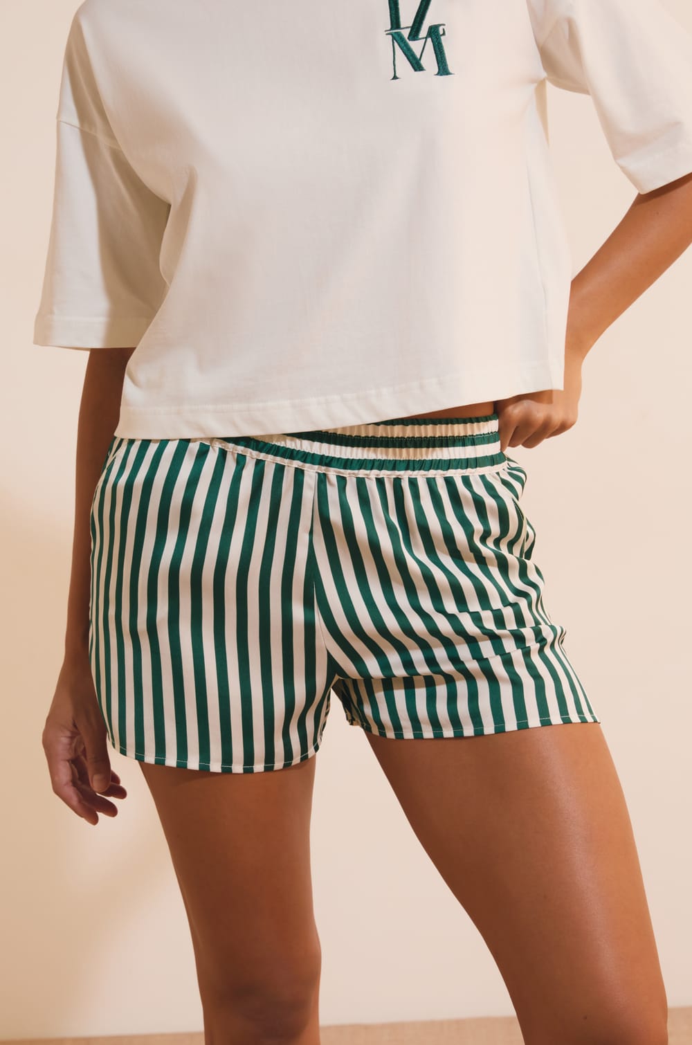 Short satin&eacute; &agrave; rayures;${refinementColor}