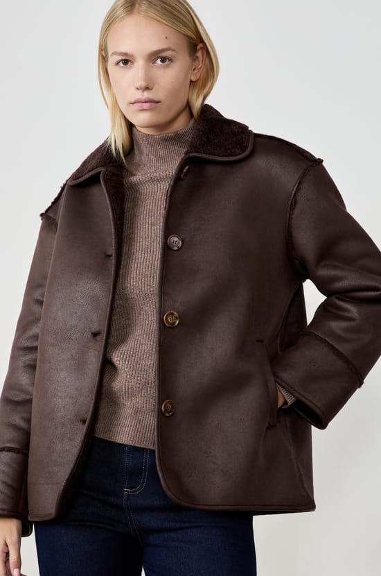 Manteau court avec col en fausse fourrure;${refinementColor}