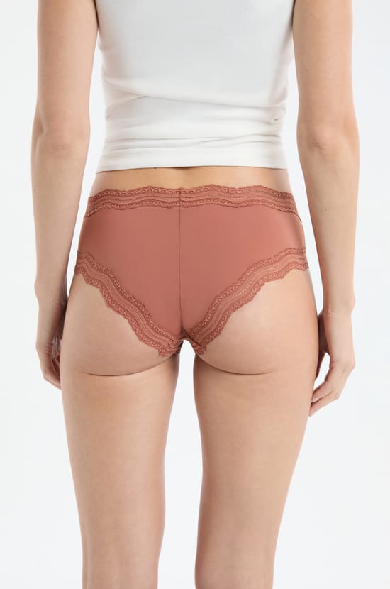 Shorty &agrave; bords dentelle en microfibre;${refinementColor}