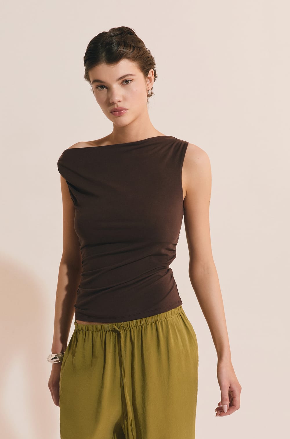 Camiseta sin mangas drapeada;${refinementColor}