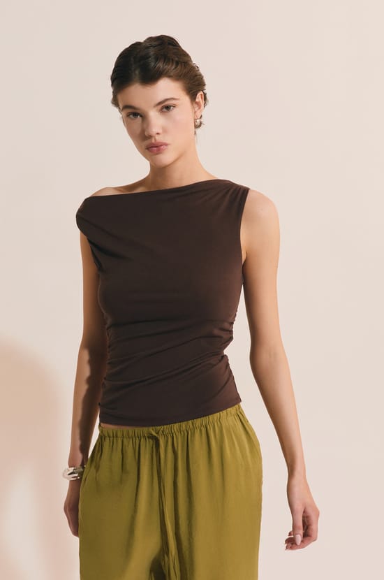 Camiseta sin mangas drapeada;${refinementColor}