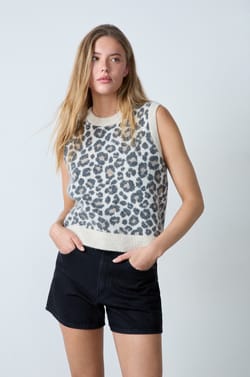 Sleeveless leopard print sweater;${refinementColor}