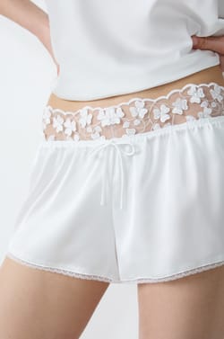 Short de pyjama satiné détails dentelle;${refinementColor}