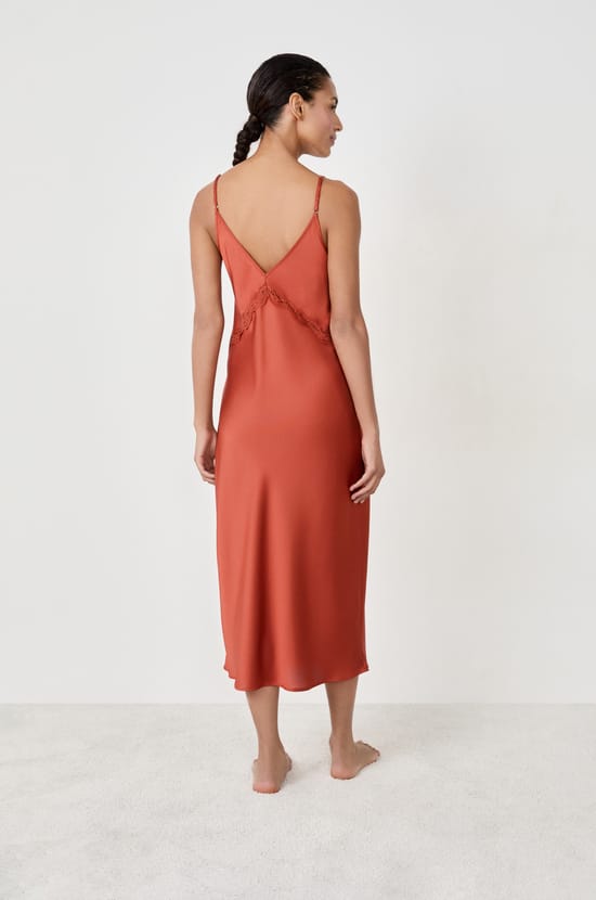 Nuisette longue satinée détails dentelle;${refinementColor}