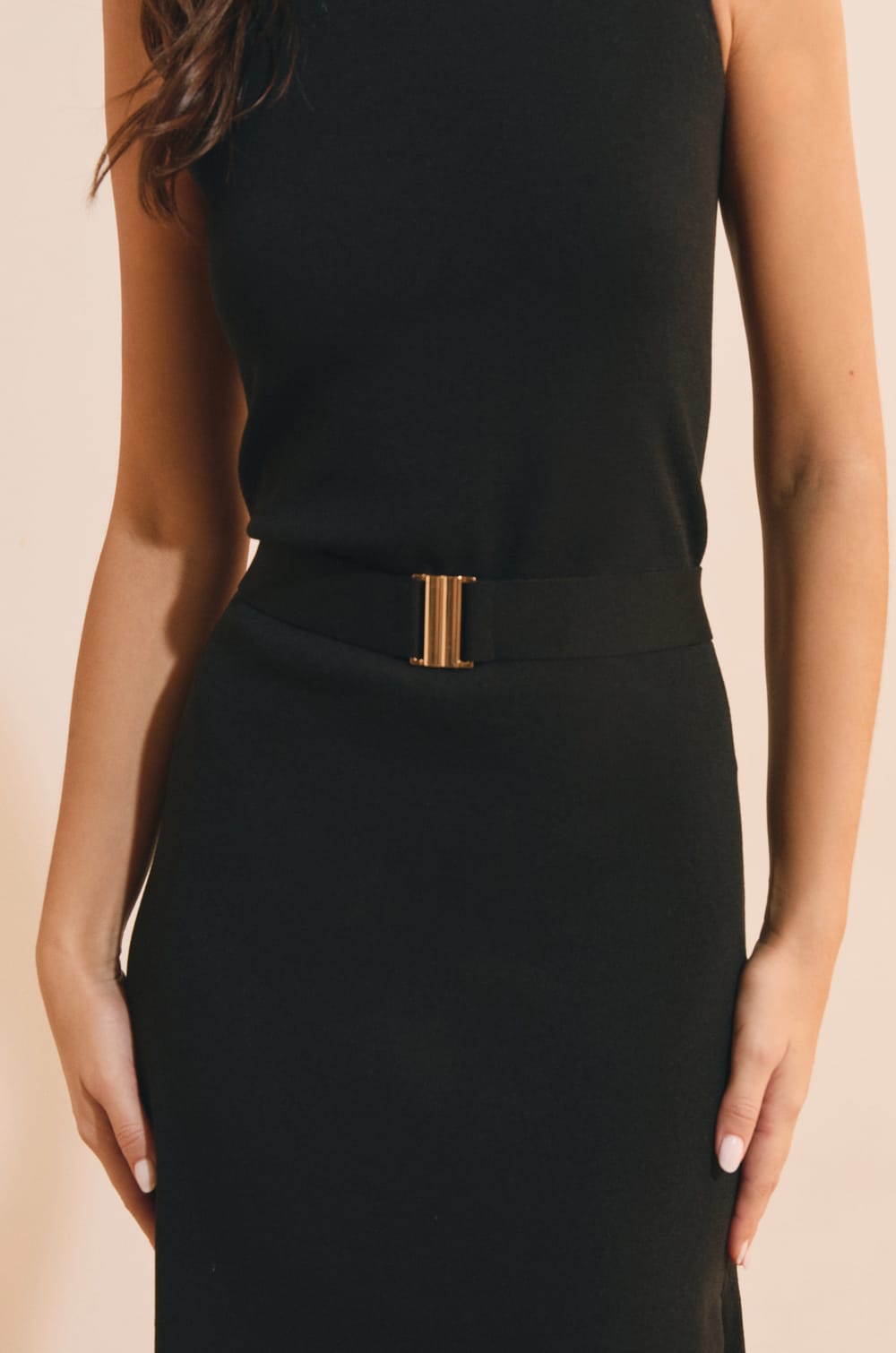 Robe longue ceintur&eacute;e avec fente sur le c&ocirc;t&eacute;;${refinementColor}